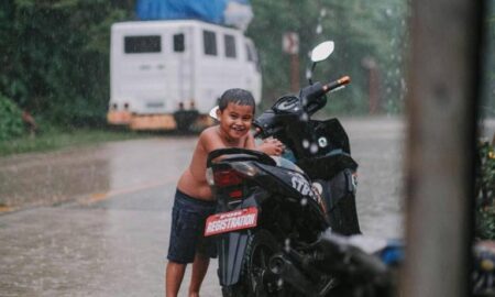 Ilustrasi anak mandi hujan. [Pexels]