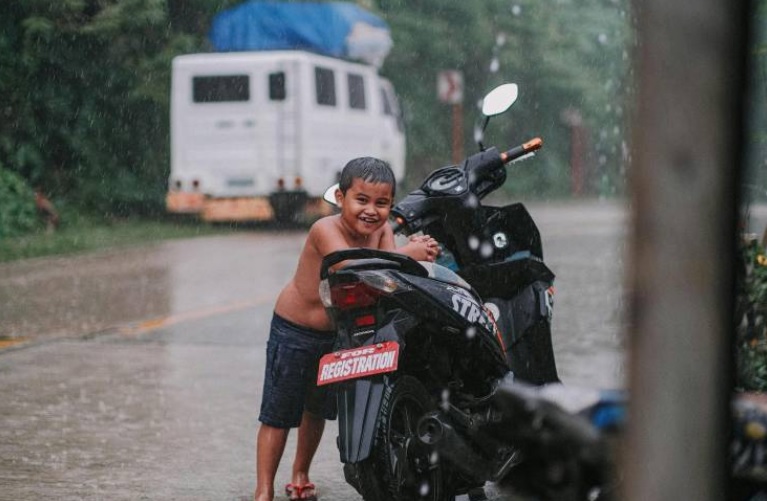 Ilustrasi anak mandi hujan Pexels