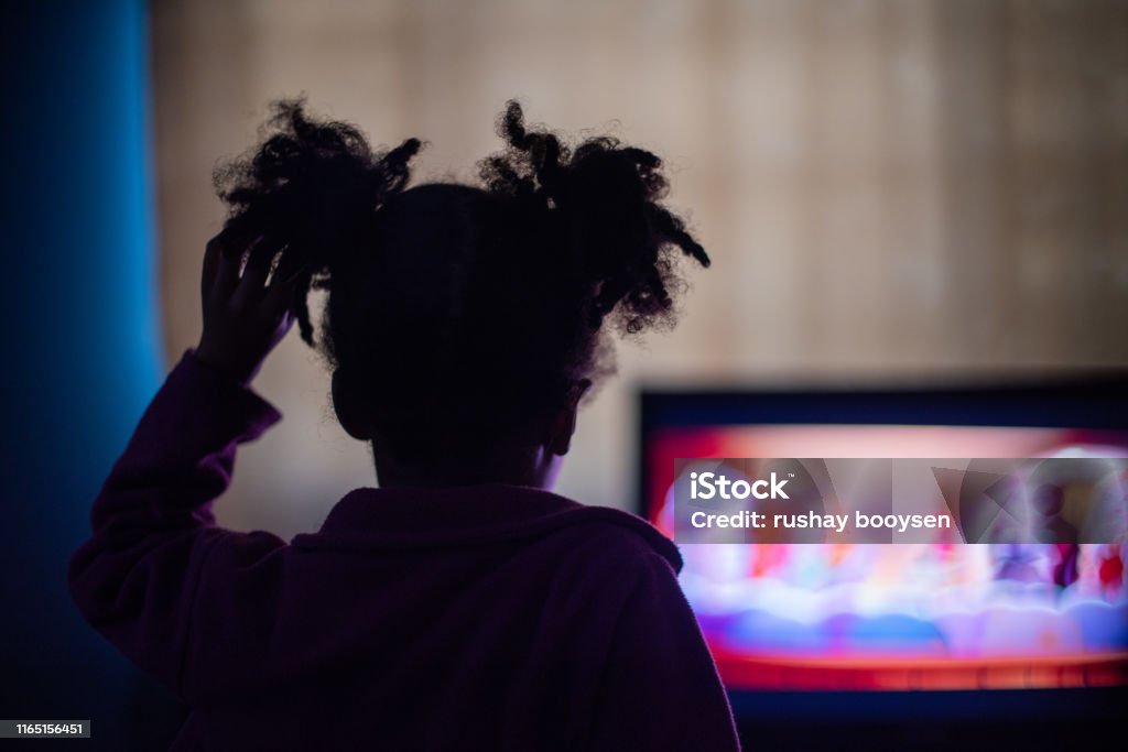 Ilustrasi anak menonton TV Pixabay