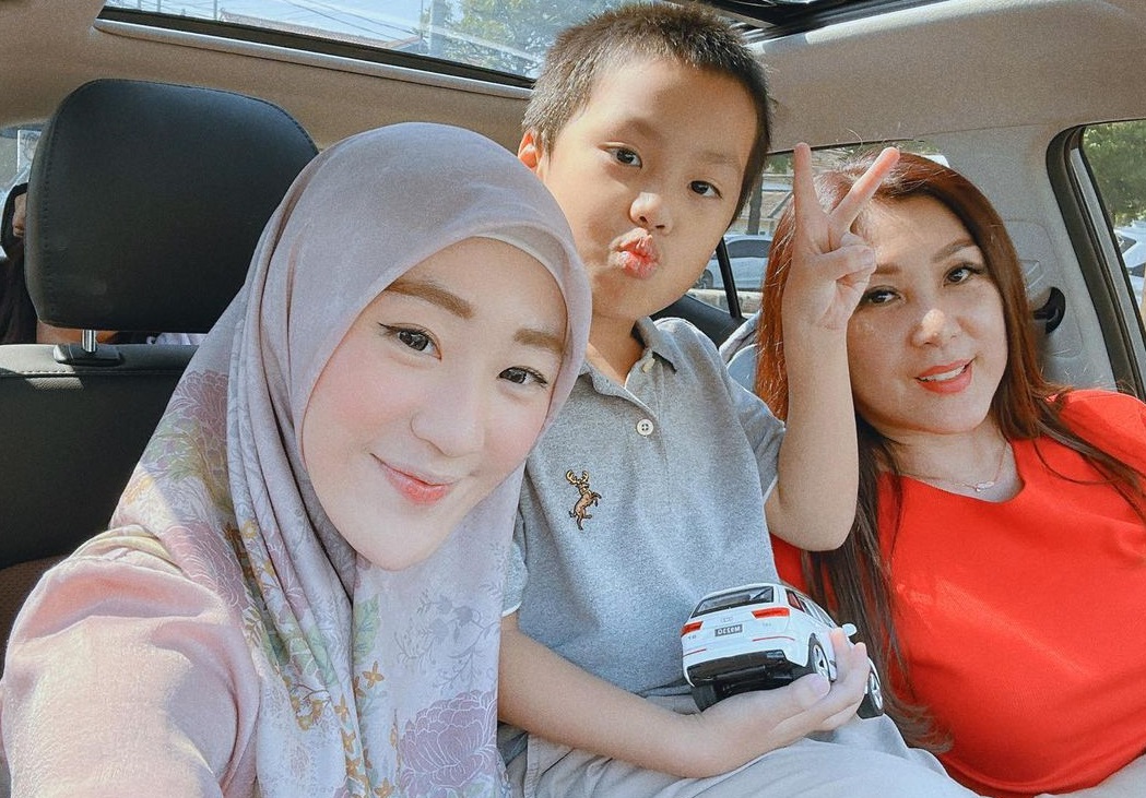 Larissa Chou bersama anak dan ibundanya Instagram