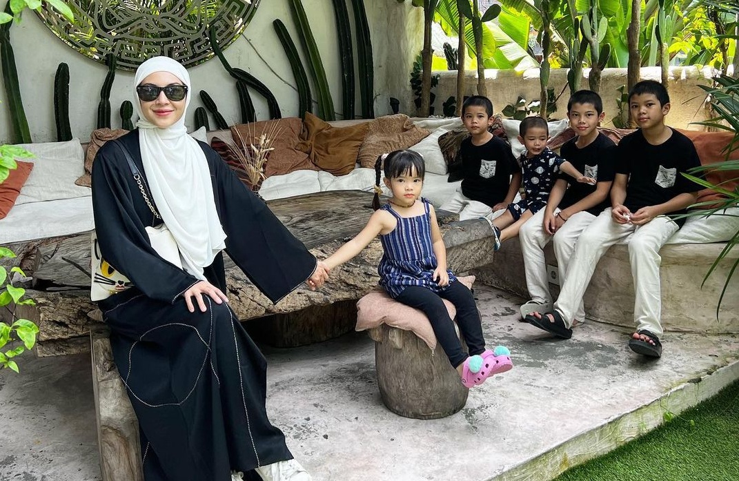 Ratna Galih bersama anak-anak [Instagram]