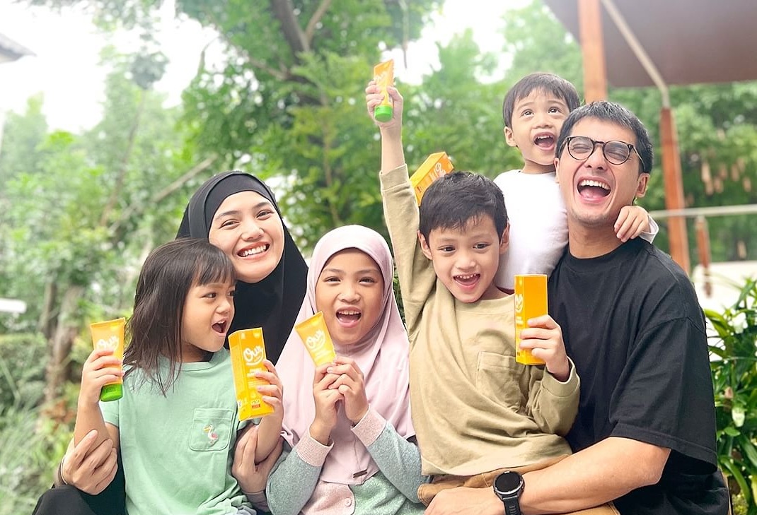 Ricky Harun bersama Herfiza Novianti dan anak anak mereka Instagram