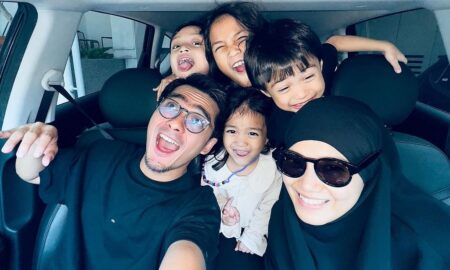 Ricky Harun bersama Herfiza Novianti dan anak-anak mereka [Instagram]