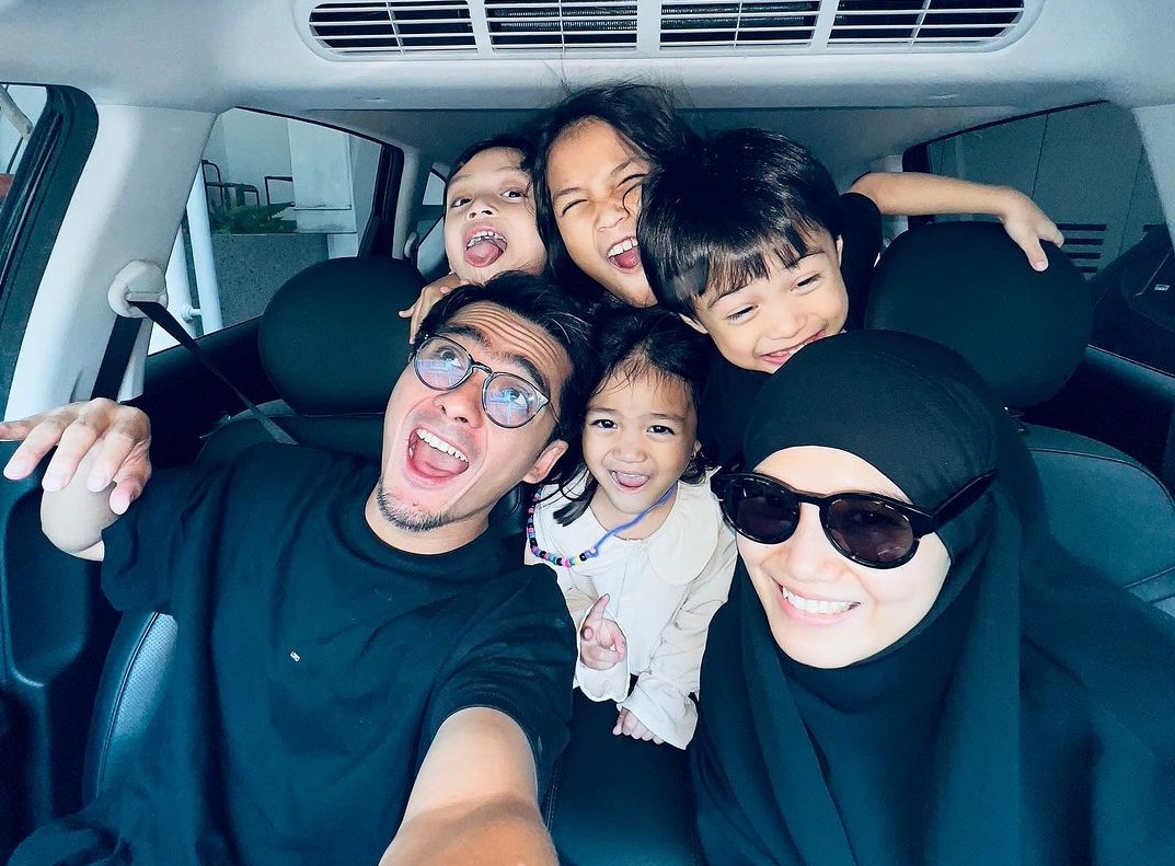 Ricky Harun bersama Herfiza Novianti dan anak anak mereka Instagram