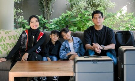 Tantri Kotak bersama suami dan anak-anak [Instagram]