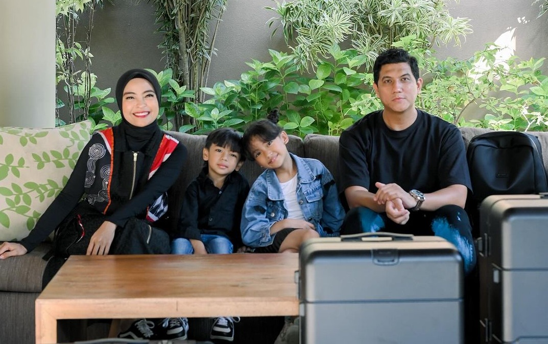 Tantri Kotak bersama suami dan anak anak Instagram