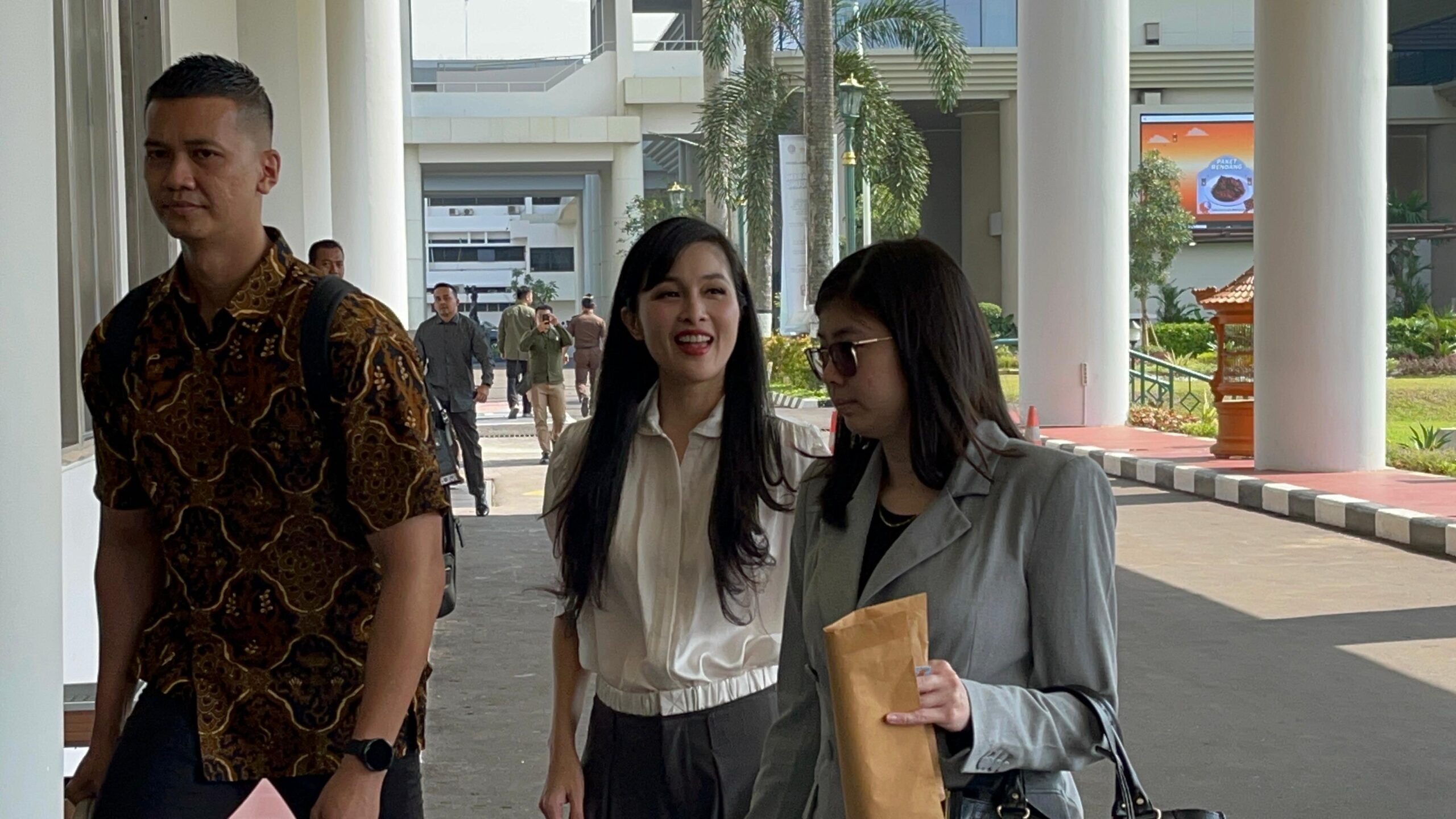 Sandra Dewi tiba di Kejagung Kamis 442024
