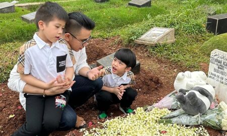Anggi Pratama Ajak Dua Putranya Kunjungi Makam Stevie Agnecya
