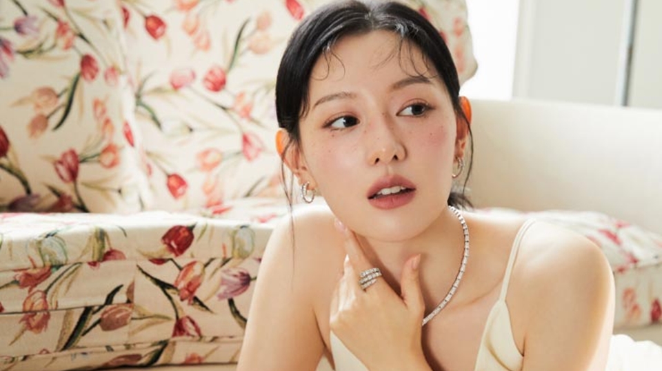 Kim Ji Won untuk Majalah Cosmopolitan Soompi