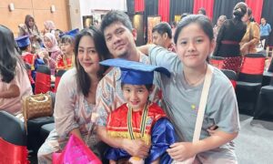 Audy Item bersama suami dan anak anak Instagram