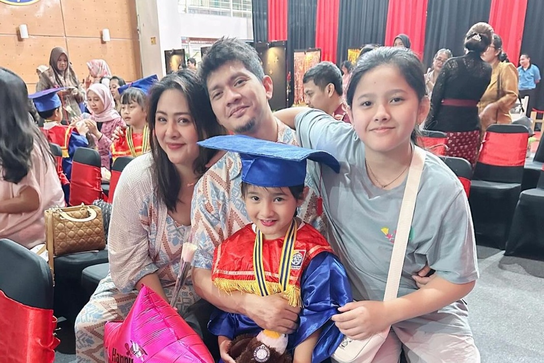 Audy Item bersama suami dan anak anak Instagram