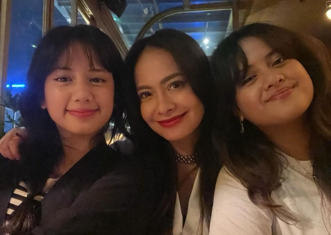 Ersa Mayori bersama dua putrinya Instagram
