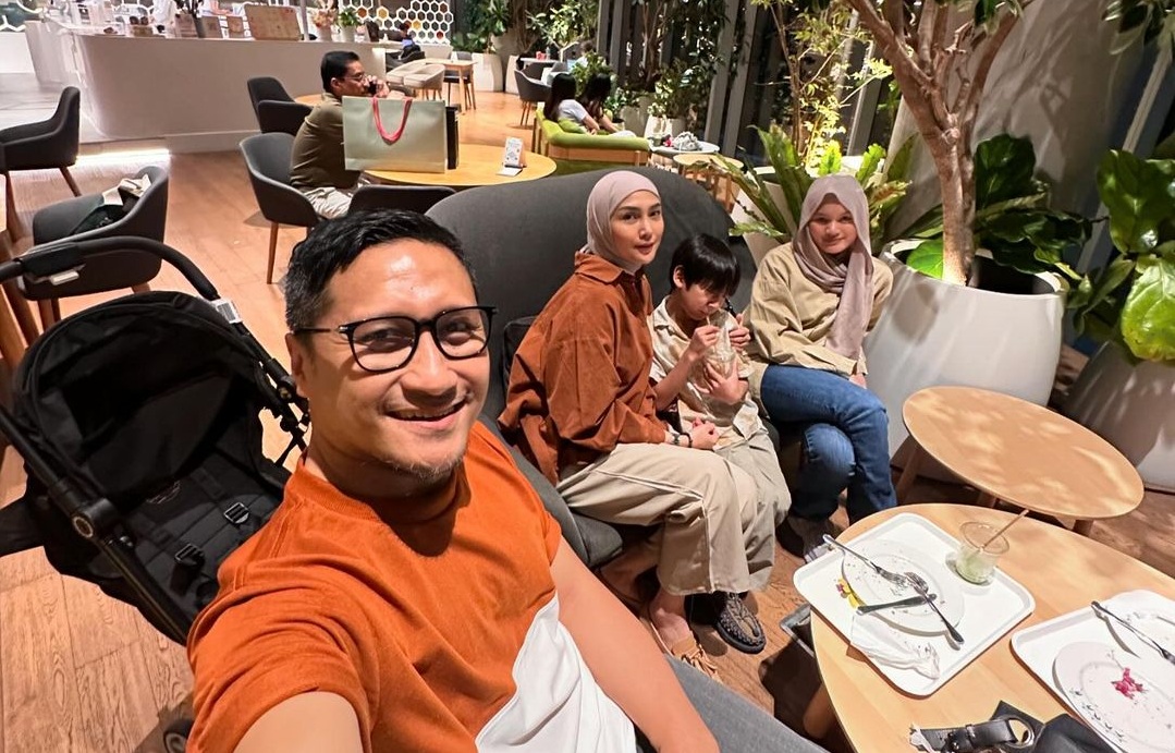 Fenita Arie bersama Arie Untung dan keluarga [Instagram]