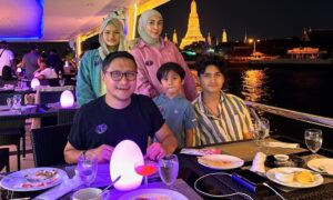Fenita Arie bersama Arie Untung dan keluarga [Instagram]