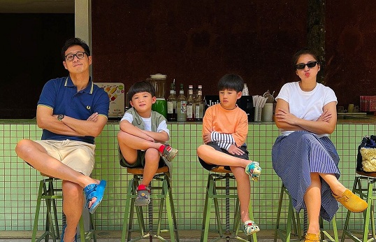 Putri Titian bersama suami dan kedua anak mereka Instagram