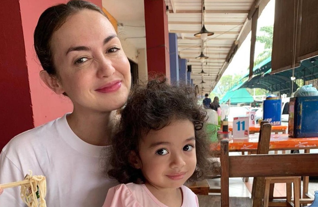 Rianti Cartwright bersama anak Instagram