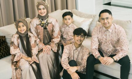 Sonya Fatmala bersama Hengky Kurniawan dan anak-anak mereka [Instagram]