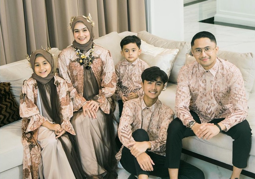 Sonya Fatmala bersama Hengky Kurniawan dan anak anak mereka Instagram