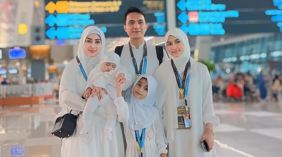 Icha Anisa Umrah bareng Suami dan Anak