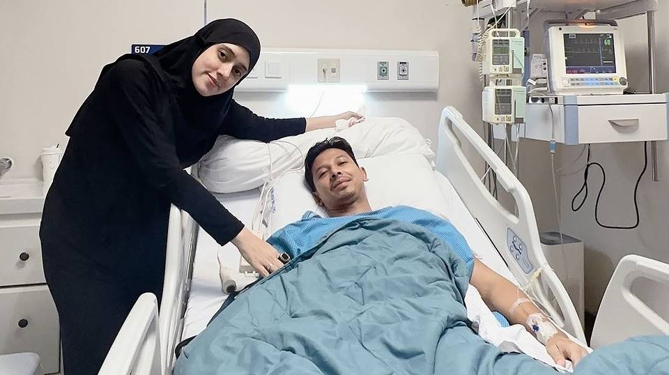 Fairuz A Rafiq bersama suaminya Sonny Septian