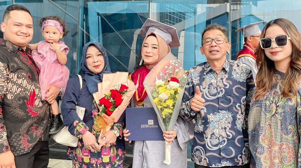 Keluarga Jarwo Kwat Putri Anjani Paling Kanan