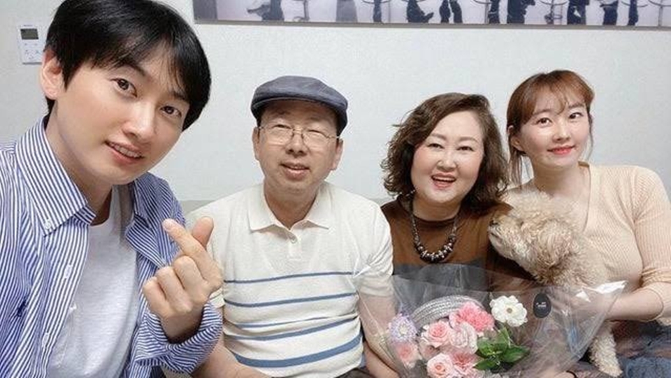 Eunhyuk Super Junior Bersama Ayah Ibu dan Kakak