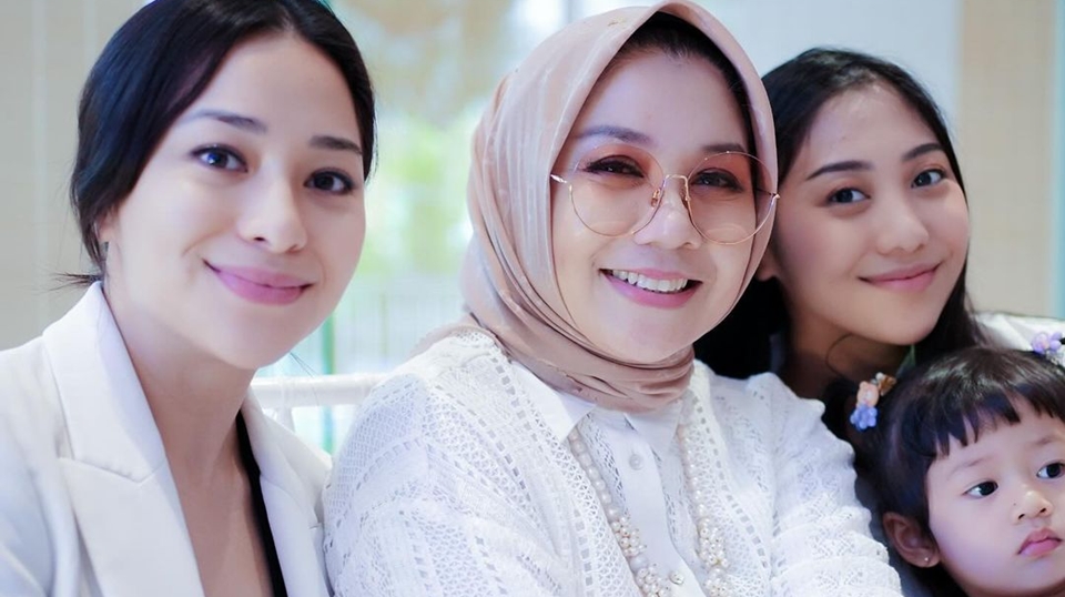 Nikita Willy bareng Ibu dan Adik Winona Willy