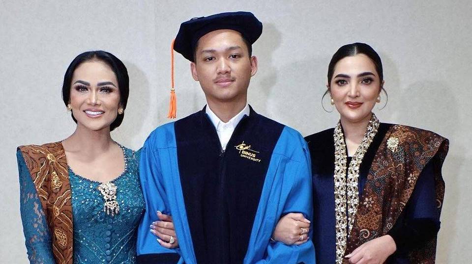 Kris Dayanti dan Ashanty di Wisuda Azriel Hermansyah