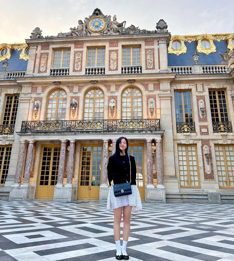 Jisoo BLACKPINK di Istana Versailles Instagram