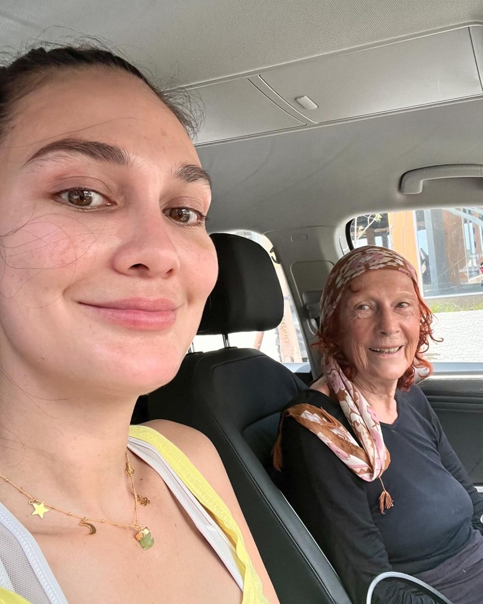 Luna Maya Bareng Sang Mama Instagram