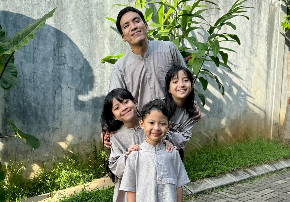 Desta Mahendra Bareng Anak anaknya Instagram