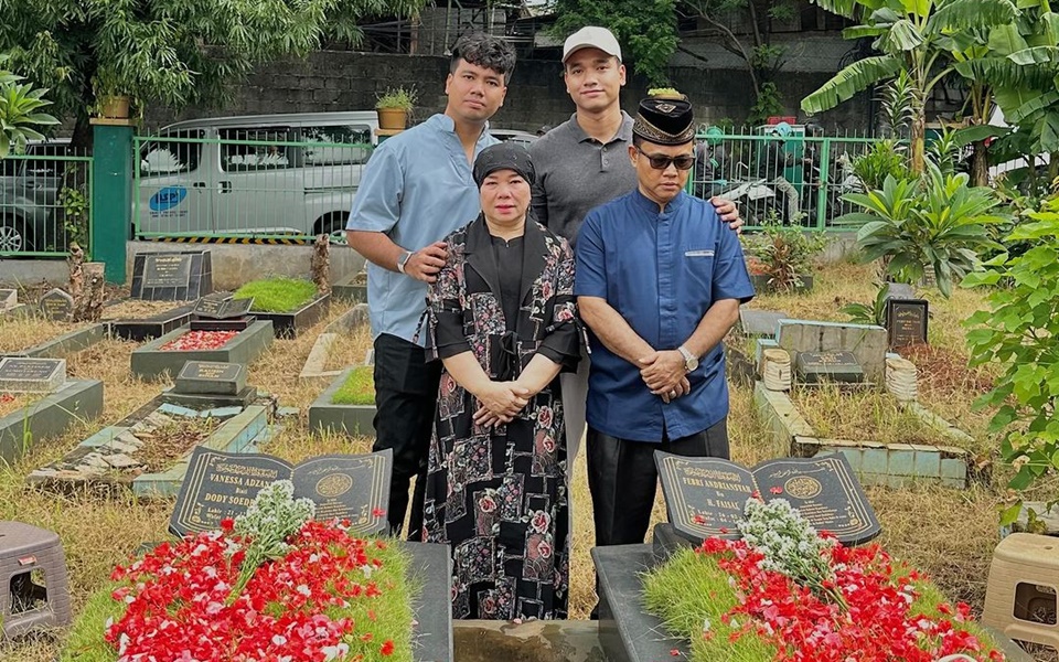 Haji Faisal dan Keluarga di Makam Vanessa Angel Bibi Andriansyah Instagram