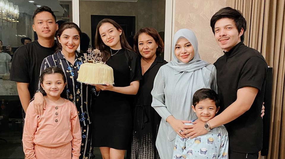 Kedekatan Sarah Menzel Dengan Anang Ashanty Instagram