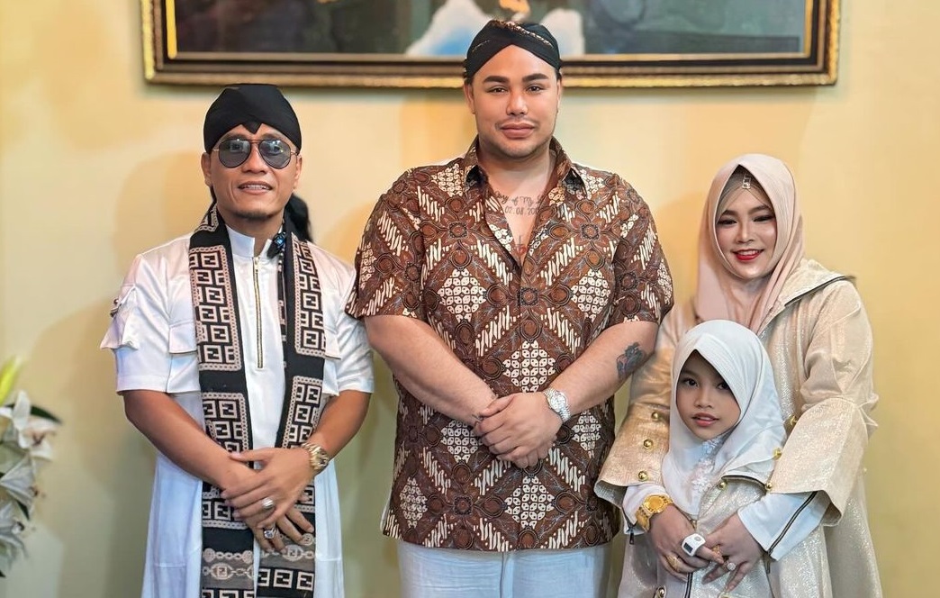 Ivan Gunawan diapit Gus Miftah dan Ning Astuti Instagram