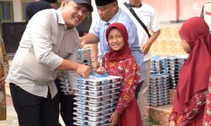 Cawabup Rejang Lebong Juhendra Siregar (topi hitam) diduga mendompleng program makan bergizi GEMPITA di Rejang Lebong. [Dok. GEMPITA]