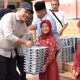 Cawabup Rejang Lebong Juhendra Siregar (topi hitam) diduga mendompleng program makan bergizi GEMPITA di Rejang Lebong. [Dok. GEMPITA]