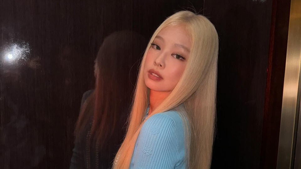 Rambut Pirang Jennie BLACKPINK di Paris Fashion Week Instagram