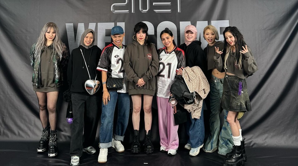 Nagita Slavina Nonton Konser 2NE1 Instagram